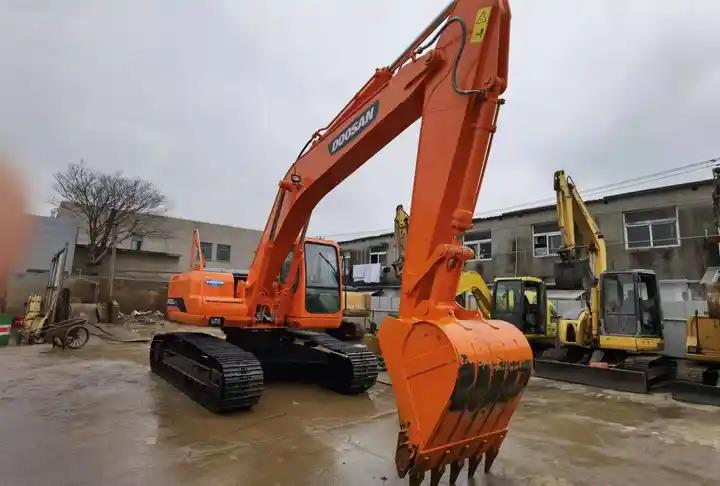 Crawler excavator Used Doosan DH220-7 excavator on sale with manual engine made in Korea Used Doosan DH220-7 excavator on sale with manual engine made in Korea- Photo 4