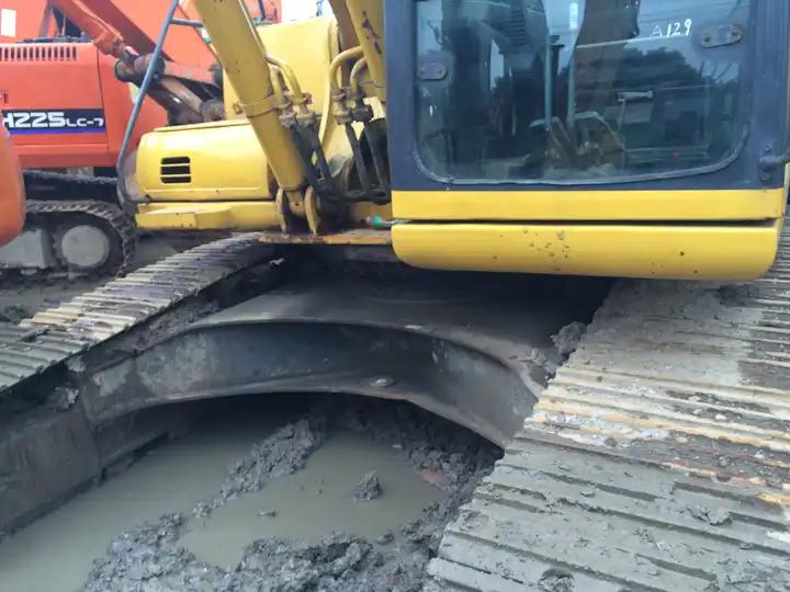 Crawler excavator Japanese Made Medium Second Hand Excavator Cheap Price Used Komatsu Pc200-6 Digger In Nice Condition In Shanghai Japanese Made Medium Second Hand Excavator Cheap Price Used Komatsu Pc200-6 Digger In Nice Condition In Shanghai- Photo 4