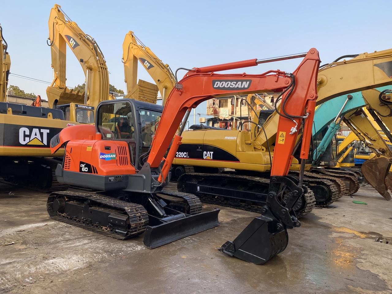 Crawler excavator DOOSAN DX60 Korean small excavator digger 6 tons DOOSAN DX60 Korean small excavator digger 6 tons- Photo 2