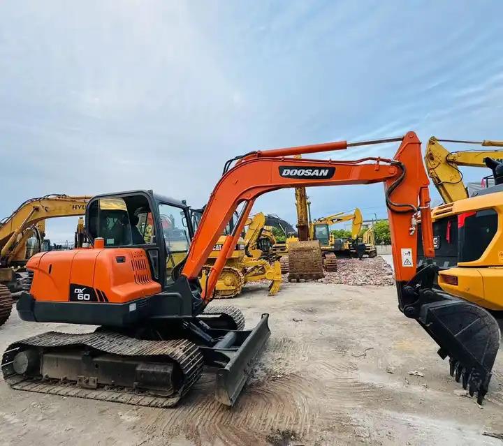 Crawler excavator Top Sale High Performance Slightly Used Doosan Dx60 Tracked Excavator For Landscaping In Shanghai Top Sale High Performance Slightly Used Doosan Dx60 Tracked Excavator For Landscaping In Shanghai- Photo 2