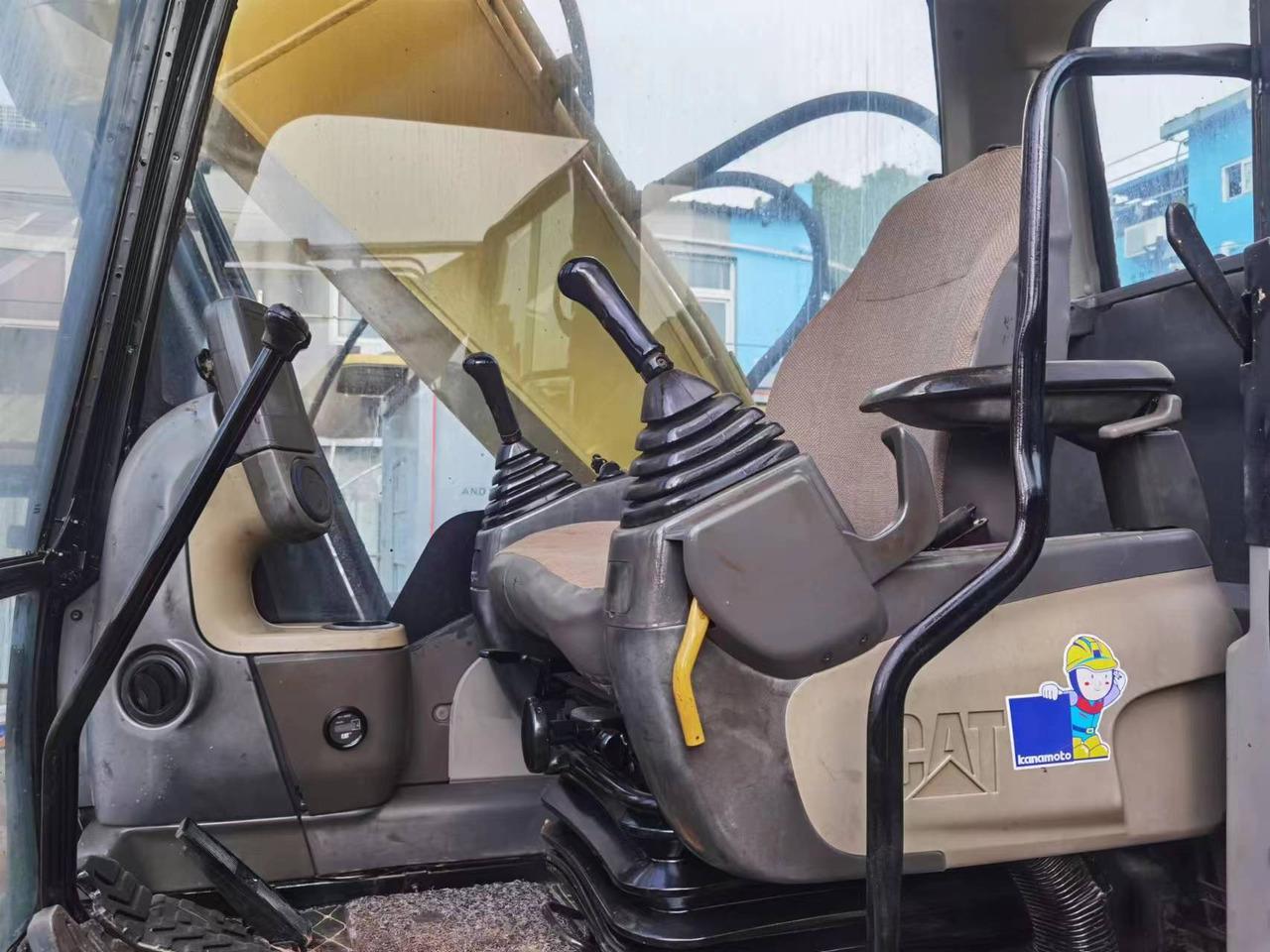 Crawler excavator 320 on sale with good running condition 320 on sale with good running condition- Photo 4